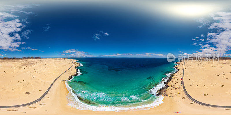 360 × 180度球形(等矩形)航拍全景图，阿尔扎达海滩和科拉雷霍公园，富埃特文图拉，加那利群岛